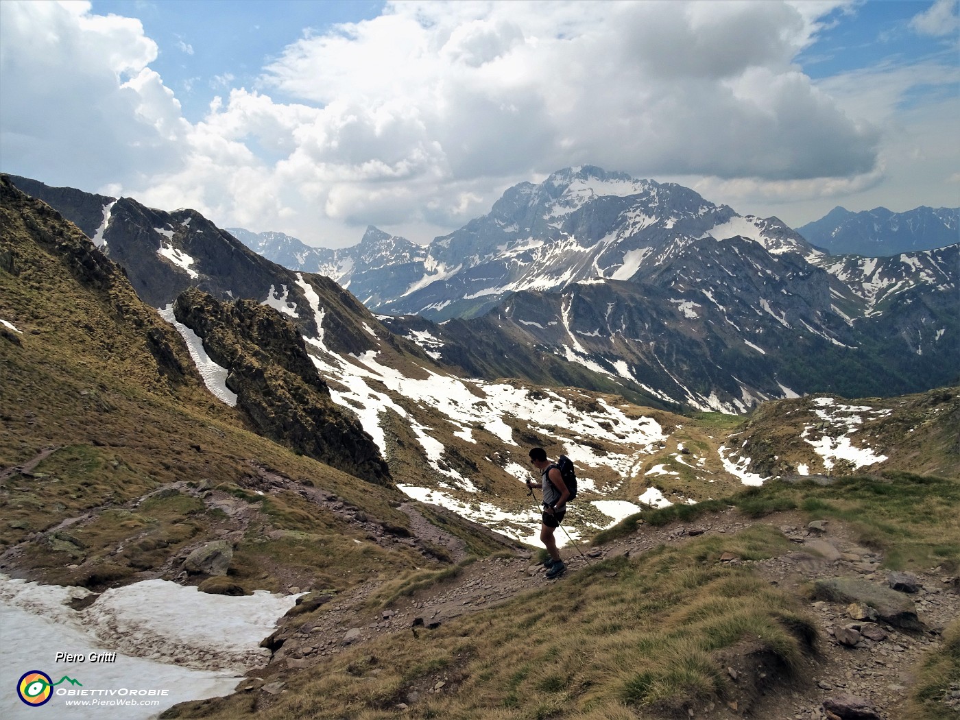 45 Al Passo di Mezzeno (2142 m) con vista verso il massiccio dell'Arera.JPG -                                